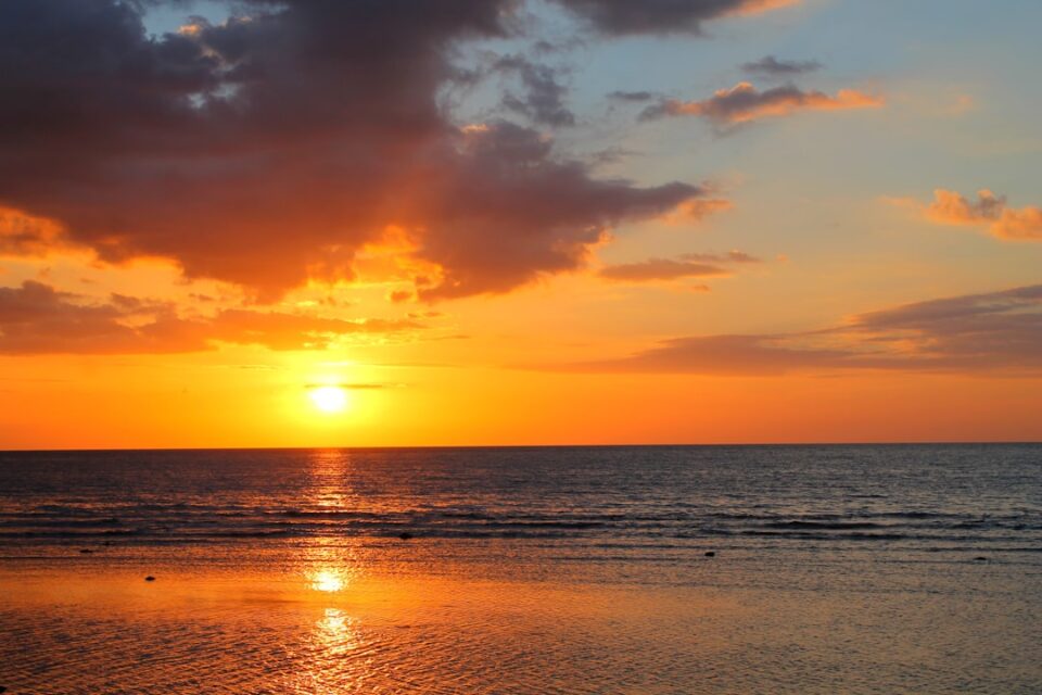 Photo Solo traveler at sunset